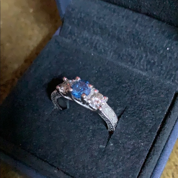 Blue Diamond certified Pompeii3 engagement ring - Picture 5 of 9